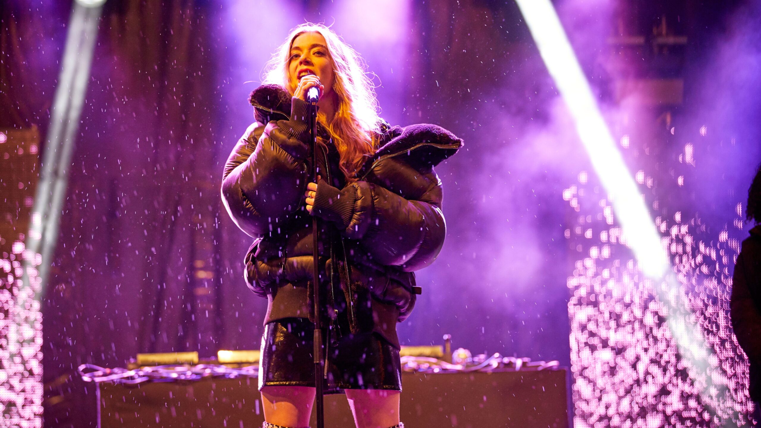 Becky Hill y sus ingenieros de sonido confían en DiGiCo para sus giras internacionales