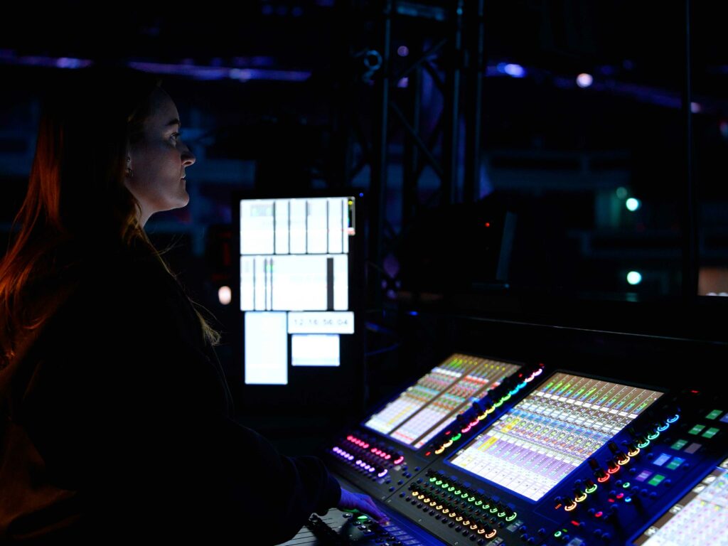 Becky Hill y sus ingenieros de sonido confían en DiGiCo para sus giras internacionales