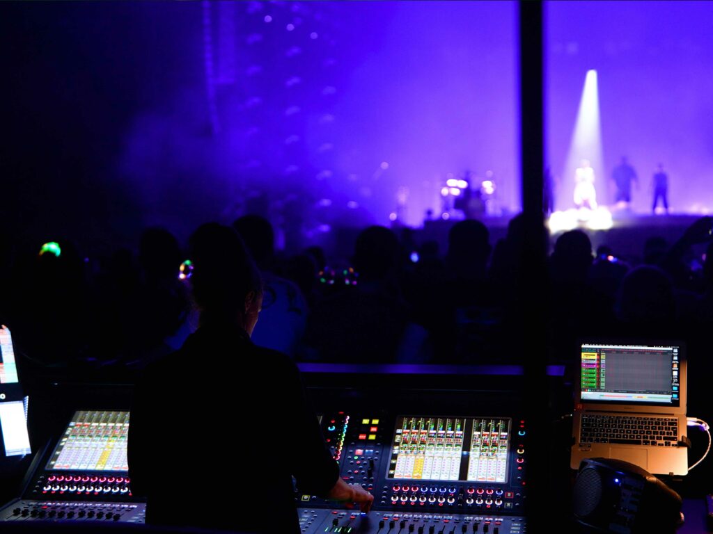 Becky Hill y sus ingenieros de sonido confían en DiGiCo para sus giras internacionales