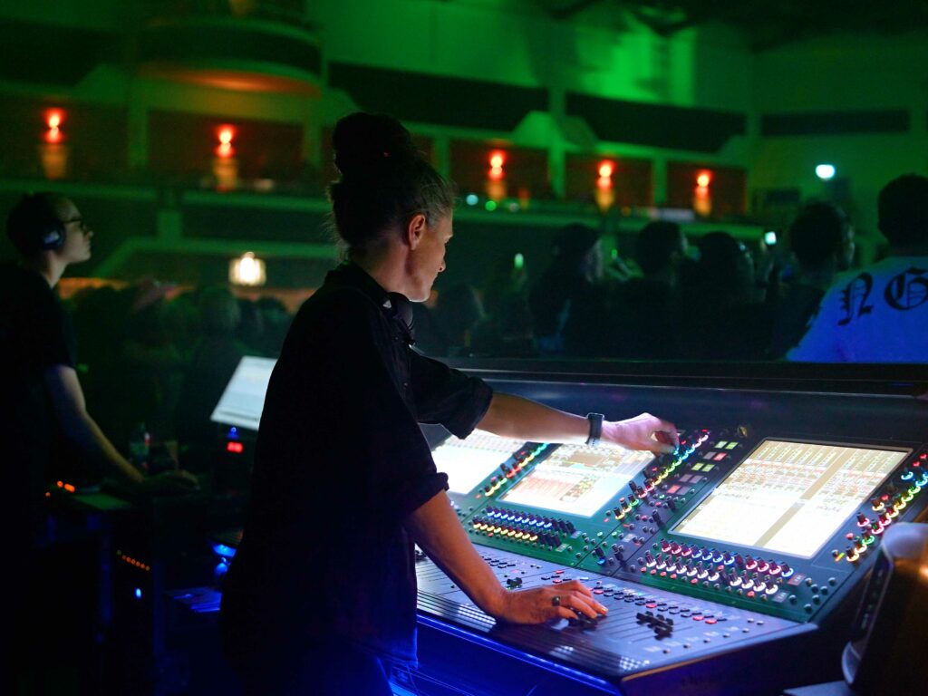 Becky Hill y sus ingenieros de sonido confían en DiGiCo para sus giras internacionales